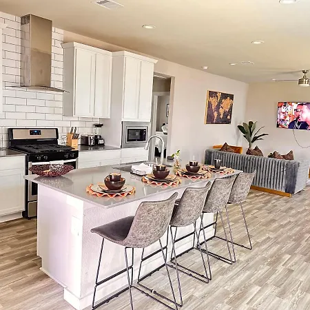 Luxurious 3 Bed Room Home Near Medical Center